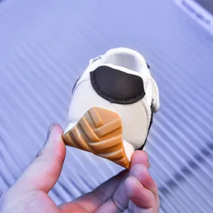 Détail de la semelle antidérapante en caoutchouc et du talon sur basket enfant blanche
