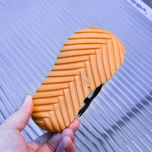 Vue détaillée de la semelle antidérapante orange avec motif en zigzag pour baskets enfant