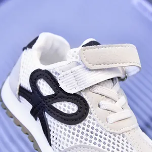 Détails de la basket blanche en mesh pour enfant avec logo noir et fermeture velcro