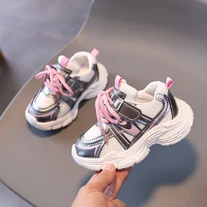 Baskets pour enfants en blanc et argent avec détails roses et sangle velcro