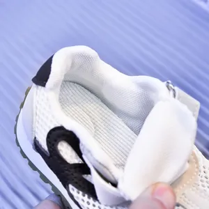 Détail des baskets en mesh respirant avec cheville rembourrée et fermeture velcro pratique