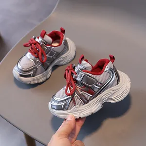 Baskets respirantes pour enfants en argent et gris avec lacets rouges et semelle antidérapante