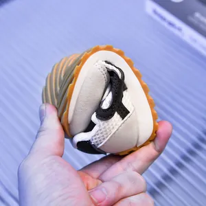 Détail de la semelle flexible et du mesh respirant de ces baskets enfant