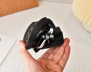 Vista detallada que muestra la flexibilidad excepcional y la suela blanda de los zapatos negros