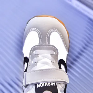 Détail de la maille respirante et des panneaux gris réfléchissants sur chaussures filles