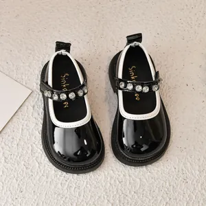 Zapatos Mary Jane para niña en charol negro con perlas y suelas gruesas de goma