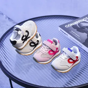 Baskets en maille respirante pour filles en blanc et rose avec semelle antidérapante