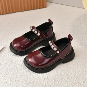 Zapatos Mary Jane de charol granate para niña con tiras de strass y suela gruesa