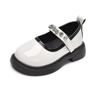 Zapatos Mary Jane de charol para niña en blanco y negro con tira de diamantes