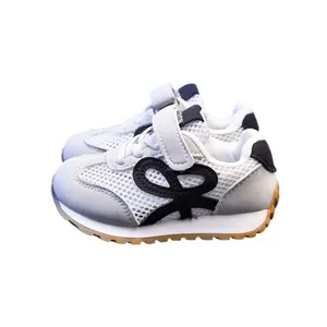 Chaussures de sport respirantes pour enfants en mesh blanc avec semelles en gomme