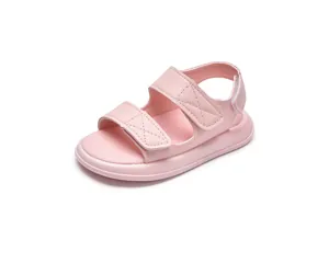 Dettaglio di sandali da ragazzo rosa chiaro con cinturini in pelle sintetica e cuciture