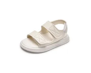Dettaglio di sandali sportivi da bambino color bianco sporco con doppia chiusura velcro