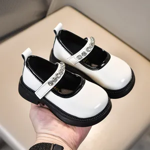Weiße Baby Mary Jane Schuhe mit Strass-Riemen und kontrastierender schwarzer Sohle