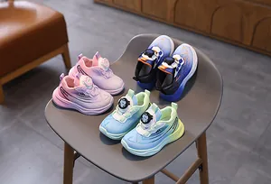 Détails de baskets pour enfants avec maille respirante et système de laçage à cadran