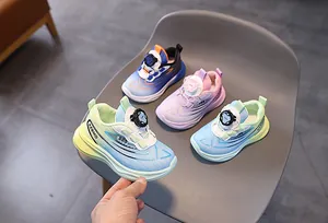 Gros plan de baskets en maille pour enfants avec système de laçage à boucle rotative