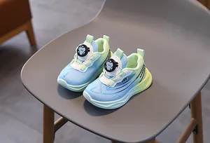 Détail de baskets en maille pour enfants avec boucle rotative et dégradé bleu clair
