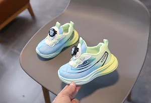 Détail de baskets en mesh pour enfants avec boucle rotative et dégradé bleu-vert respirant