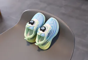 Détail macro de la tige en mesh bleu et du système de laçage à cadran sur basket enfant