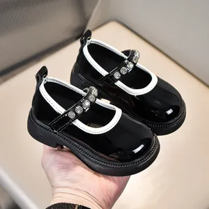 Glänzende schwarze Lackleder-Mary-Janes für Mädchen mit funkelnden Strass-Riemen
