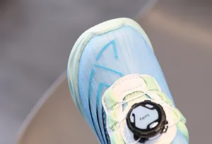Détail de baskets en mesh pour enfants avec fermeture à boucle rotative pratique