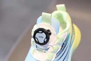 Détail du système de boucle rotative et mesh respirant sur baskets pour enfants