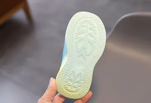 Détail de la semelle en caoutchouc flexible avec texture antidérapante et marquage taille 23