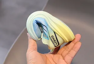 Détail montrant la grande flexibilité de la chaussure de course en mesh dégradé