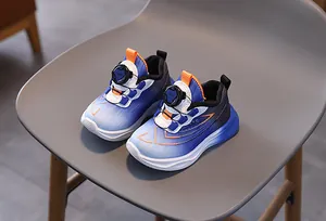 Détail de chaussure de course enfant avec dégradé bleu orange et fermeture rotative