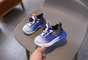 Détail de la basket enfant en mesh dégradé bleu avec système de laçage à cadran rotatif