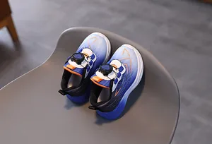 Vue détaillée du système de boucle rotative sur baskets en maille bleue pour enfants