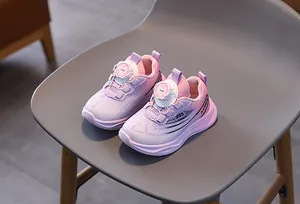 Détail de chaussures de sport roses et violettes pour enfants avec boucle rotative