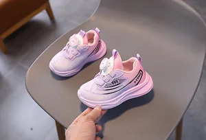 Détail de chaussure de sport enfant avec dégradé rose et système de serrage par molette