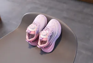 Détail de baskets en mesh rose pour enfants avec système de fermeture à bouton rotatif