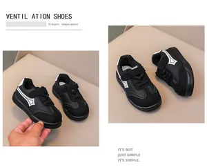 Dettaglio dei pannelli in mesh traspirante e suola in gomma antiscivolo per scarpe bimbi