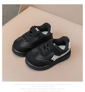 Dettaglio di scarpe casual nere per bambini con chiusura a strappo e suola in gomma