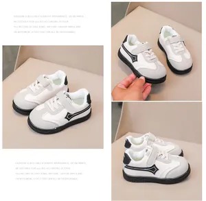 Dettaglio della punta in camoscio grigio e chiusura a strappo delle sneakers da bambino
