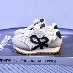 Baskets en mesh pour enfants en blanc, gris et noir avec bride velcro et semelle gomme