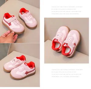 Scarpe rosa per bambini con dettagli rossi a contrasto e suola in gomma antiscivolo