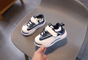 Dettaglio di sneaker per bambini con cinturino in velcro blu e lacci elastici sulla tomaia
