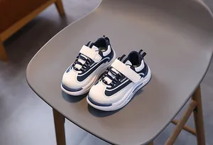 Dettaglio ravvicinato delle scarpe da ginnastica bimbo blu e bianche con velcro