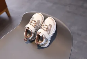 Dettaglio di scarpe da ginnastica rétro per bambini con velcro e inserti in pelle mesh