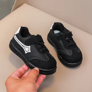 Dettaglio di scarpe per bambini con suole in gomma antiscivolo e velcro