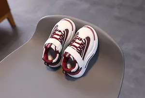 Dettagli delle sneakers per bambini in crema e bordeaux con pratica chiusura in velcro