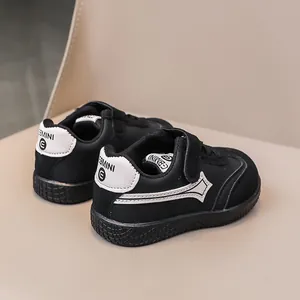 Dettaglio di sneakers nere per bambini con chiusura a strappo e suola in gomma antiscivolo