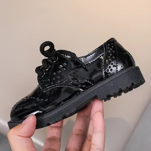Détail de chaussures en cuir verni noir brillant avec semelles en caoutchouc antidérapantes