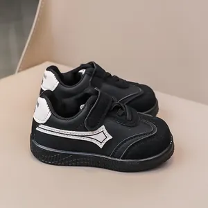 Dettaglio delle sneakers nere per bambini con chiusura a strappo e suola antiscivolo
