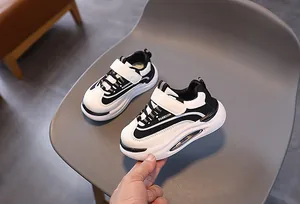 Dettaglio di scarpe casual per bambini con chiusura a strappo e scritte di moda