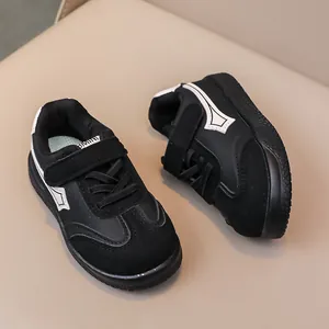 Vista dall'alto di sneakers casual nere per bambini con motivi geometrici bianchi