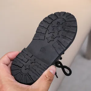 Vue détaillée de la semelle en caoutchouc antidérapante taille 24 pour chaussures enfant