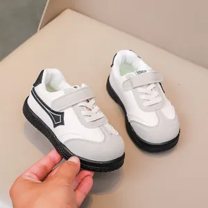 Dettaglio delle scarpe casual per bambini con suole antiscivolo e chiusure a strappo
